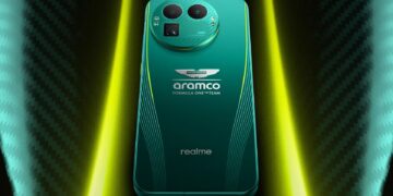 نمای پشتی گوشی Realme GT 8 Pro Aston Martin Limited Edition سبز رنگ که لوگوی تیم فرمول یک Aramco Aston Martin در مرکز و ماژول بزرگ دوربین با دو لنز دایره‌ای در بالای آن قرار دارد.