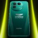 نمای پشتی گوشی Realme GT 8 Pro Aston Martin Limited Edition سبز رنگ که لوگوی تیم فرمول یک Aramco Aston Martin در مرکز و ماژول بزرگ دوربین با دو لنز دایره‌ای در بالای آن قرار دارد.