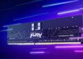 یک ماژول حافظه رم سرور Kingston FURY Renegade PRO DDR5 RDIMM به رنگ مشکی با نورپردازی آبی و بنفش در پس‌زمینه.