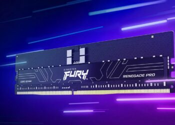 یک ماژول حافظه رم سرور Kingston FURY Renegade PRO DDR5 RDIMM به رنگ مشکی با نورپردازی آبی و بنفش در پس‌زمینه.