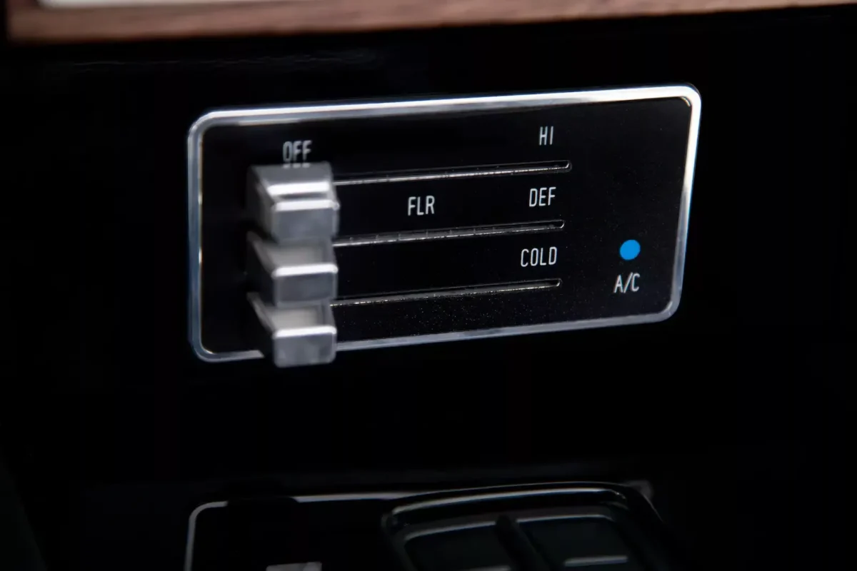 کلیدهای کنترل سیستم تهویه مطبوع با طراحی کلاسیک در موستانگ Revology Boss 429