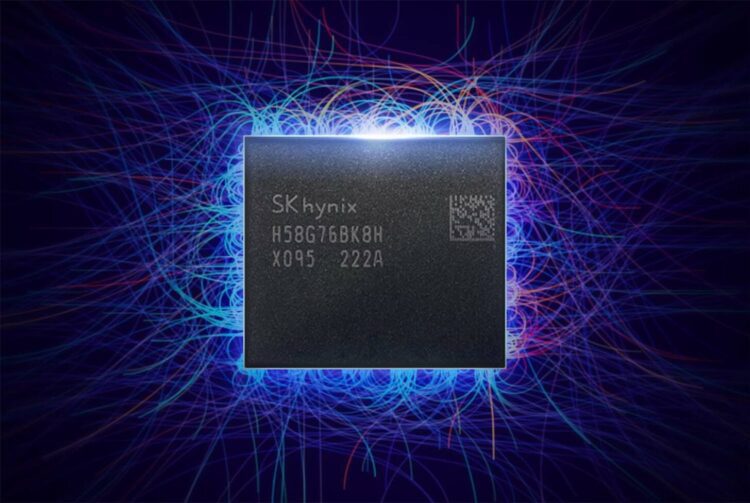 یک تراشه حافظه SK Hynix که در مرکز یک طرح شبکه‌ای انتزاعی با خطوط آبی، قرمز و سفید روشن قرار دارد.