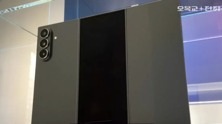 نمایش کامل گوشی سهتاشوی سامسونگ با طراحی خیرهکننده