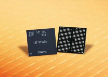 دو تراشه حافظه NAND سامسونگ، یکی با اطلاعات محصول و دیگری با نمای پینهای BGA، که روی یک سطح نارنجی بافتدار قرار دارند.