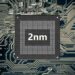 یک تراشه نیمه‌رسانا (Semiconductor chip) با متن بزرگ "2nm" در وسط، که بر روی یک برد مدار چاپی (PCB) با بافت شبکه سیاه و سفید قرار دارد.