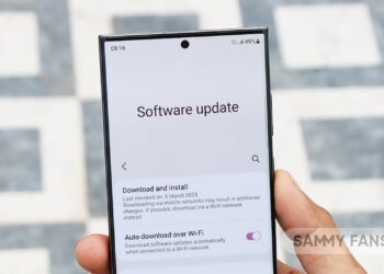 یک گوشی هوشمند سامسونگ که در دست گرفته شده و صفحه تنظیمات "Software update" را نمایش میدهد.