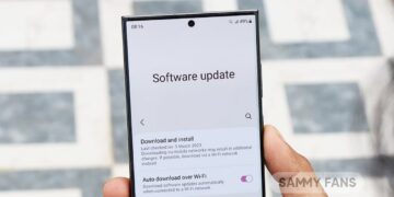 یک گوشی هوشمند سامسونگ که در دست گرفته شده و صفحه تنظیمات "Software update" را نمایش میدهد.