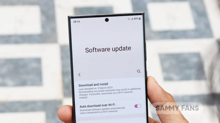 یک گوشی هوشمند سامسونگ که در دست گرفته شده و صفحه تنظیمات "Software update" را نمایش میدهد.