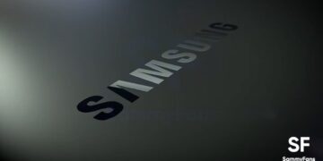 لوگوی Samsung به صورت برجسته بر روی یک سطح تیره با انعکاس نور، که نمادی از صنعت نیمه‌رسانا یا حافظه است.