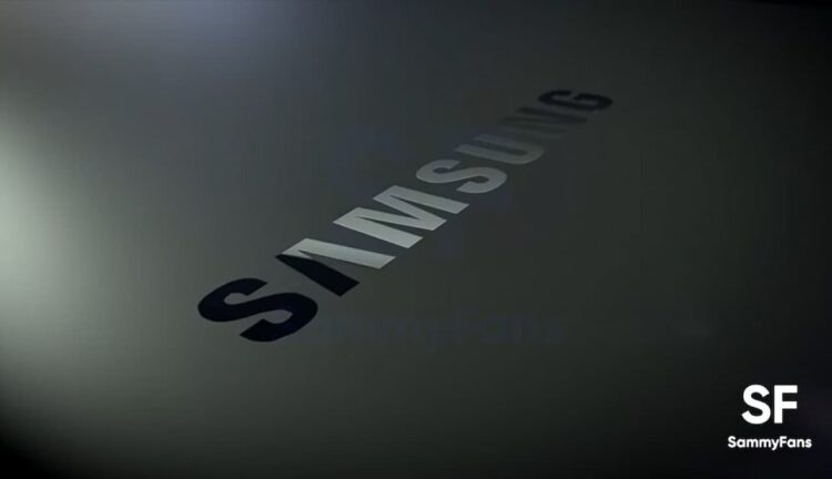 لوگوی Samsung به صورت برجسته بر روی یک سطح تیره با انعکاس نور، که نمادی از صنعت نیمهرسانا یا حافظه است.