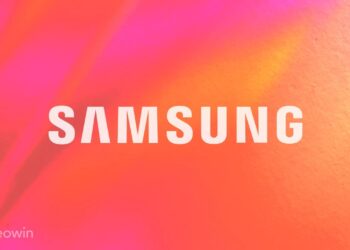 لوگوی سفید رنگ "SAMSUNG" در مرکز یک پس‌زمینه انتزاعی با رنگ‌های گرم و زنده نارنجی، صورتی و زرد.