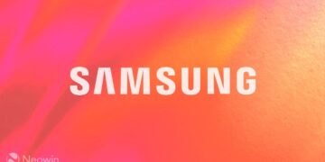 لوگوی سفید رنگ "SAMSUNG" در مرکز یک پس‌زمینه انتزاعی با رنگ‌های گرم و زنده نارنجی، صورتی و زرد.