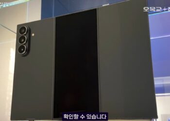 یک نمونه اولیه از گوشی سه بار تاشو (Tri-Fold) سامسونگ در حالت باز، که ماژول دوربین سه‌گانه در پشت آن دیده می‌شود و نمای پشت گوشی در حالت بسته است.