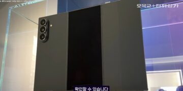 یک نمونه اولیه از گوشی سه بار تاشو (Tri-Fold) سامسونگ در حالت باز، که ماژول دوربین سه‌گانه در پشت آن دیده می‌شود و نمای پشت گوشی در حالت بسته است.