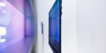 نمای نزدیک از لبه یک گوشی تاشو سهلتهای (Tri-Fold) که دکمههای کناری و ضخامت آن را نشان میدهد.