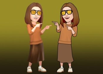 دو آواتار Bitmoji شبیه به هم، یکی با سبک سه‌بعدی و دیگری با سبک دوبعدی، که لباس‌های قهوه‌ای پوشیده‌اند و در حال اشاره به یکدیگر در یک پس‌زمینه زیتونی هستند.