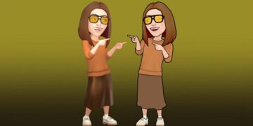 دو آواتار Bitmoji شبیه به هم، یکی با سبک سه‌بعدی و دیگری با سبک دوبعدی، که لباس‌های قهوه‌ای پوشیده‌اند و در حال اشاره به یکدیگر در یک پس‌زمینه زیتونی هستند.