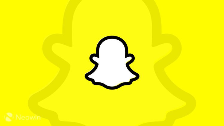 لوگوی Snapchat به رنگ سفید و سیاه بر روی یک پسزمینه زرد ساده.