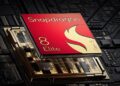 یک تصویر تبلیغاتی از تراشه Snapdragon 8 Elite Gen 5 (به رنگ قرمز و طلایی) که روی یک ماژول چیپست قرار گرفته است.