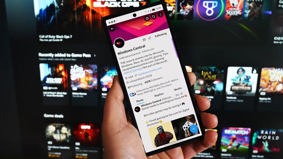 یک گوشی هوشمند که صفحه پروفایل X (توییتر سابق) حساب کاربری Windows Central را نشان میدهد و یک تلویزیون با محتوای بازی ویدیویی در پسزمینه دیده میشود.