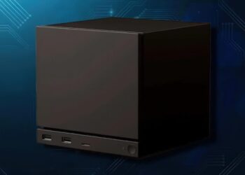 یک سیستم Steam Machine مکعبی و مشکی رنگ (کنسول بازی) که از نمای مورب بر روی یک پس‌زمینه آبی با طرح‌های مدارچاپی قرار گرفته است.