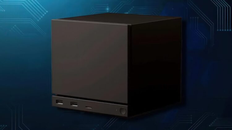یک سیستم Steam Machine مکعبی و مشکی رنگ (کنسول بازی) که از نمای مورب بر روی یک پسزمینه آبی با طرحهای مدارچاپی قرار گرفته است.