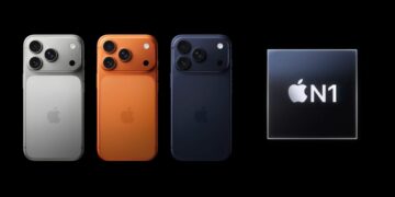 سه گوشی iPhone 17 از نمای پشت در رنگهای نقرهای، نارنجی و آبی تیره با ماژولهای دوربین سهگانه، که در سمت راست آنها یک تراشه سیاه با لوگوی سفید "Apple N1" قرار دارد.