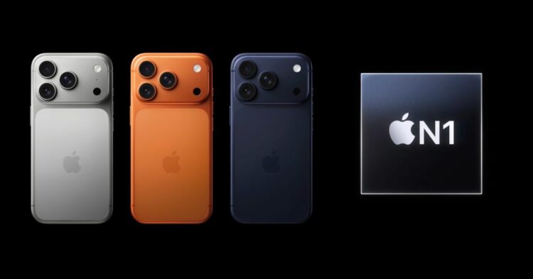 سه گوشی iPhone 17 از نمای پشت در رنگ‌های نقره‌ای، نارنجی و آبی تیره با ماژول‌های دوربین سه‌گانه، که در سمت راست آن‌ها یک تراشه سیاه با لوگوی سفید "Apple N1" قرار دارد.