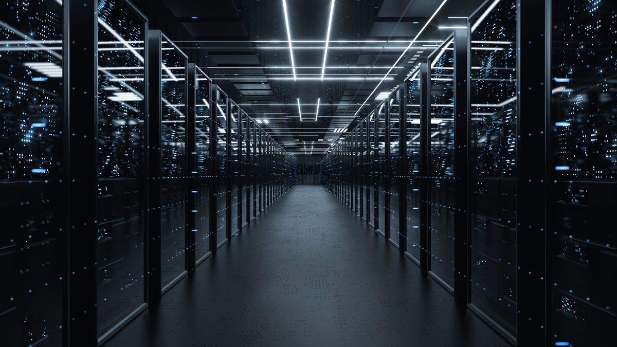 یک راهرو طولانی و تاریک در یک مرکز داده (Data Center) با ردیفهایی از رکهای سرور روشن با نورهای آبی نئونی.