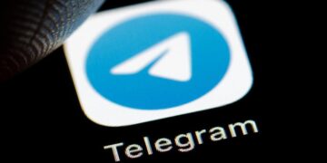 نمای نزدیک از آیکون برنامه تلگرام بر روی صفحه گوشی هوشمند.