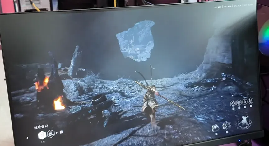 یک سیستم گیمینگ (Thunderobot) که در حال اجرای یک بازی ویدیویی سهبعدی (شبیه به Black Myth: Wukong) روی مانیتور است و جزئیات گرافیکی محیط بازی را نشان میدهد.