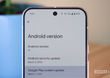 نمای نزدیک از تنظیمات "Android version" در گوشی اندروید که "Android version 15" و تاریخ بهروزرسانیهای امنیتی را نشان میدهد.