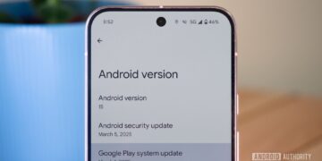 نمای نزدیک از تنظیمات "Android version" در گوشی اندروید که "Android version 15" و تاریخ به‌روزرسانی‌های امنیتی را نشان می‌دهد.