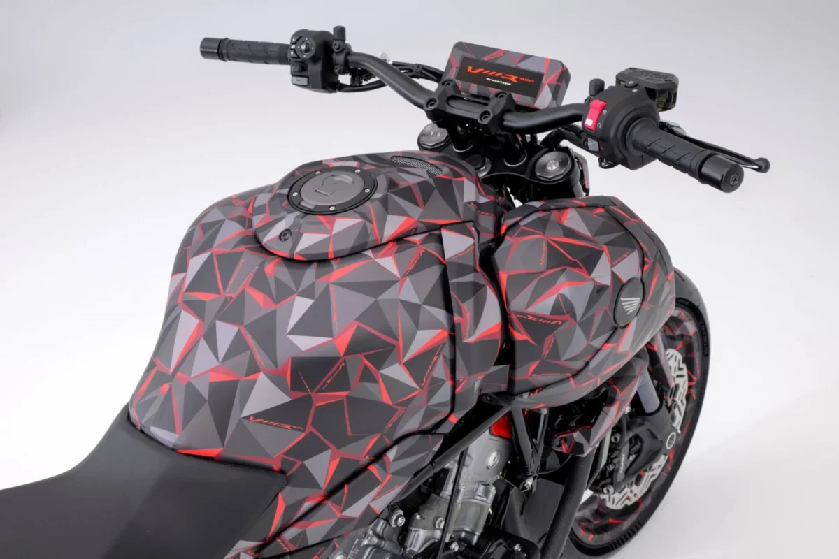 نمای نزدیک از باک سوخت و پنل فرمان Honda V3R 900 E-Compressor Prototype با طرح گرافیکی چندضلعی و نمایش نوشته V3R روی نمایشگر