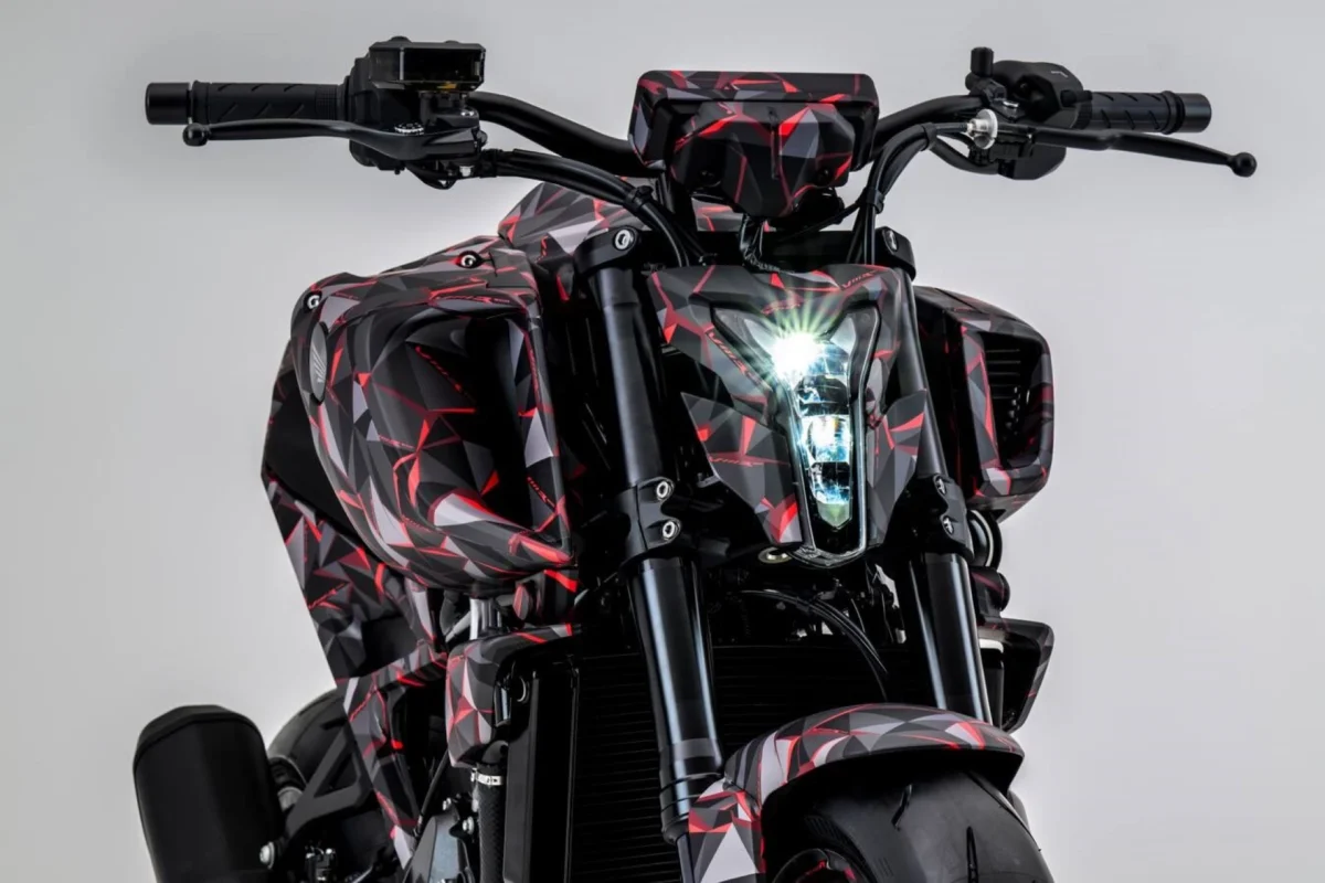 نمای جلو موتورسیکلت Honda V3R 900 E-Compressor Prototype با چراغ LED عمودی