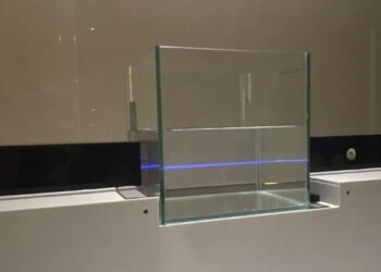 ارتباط نوری زیرآب در محفظهای شیشهای