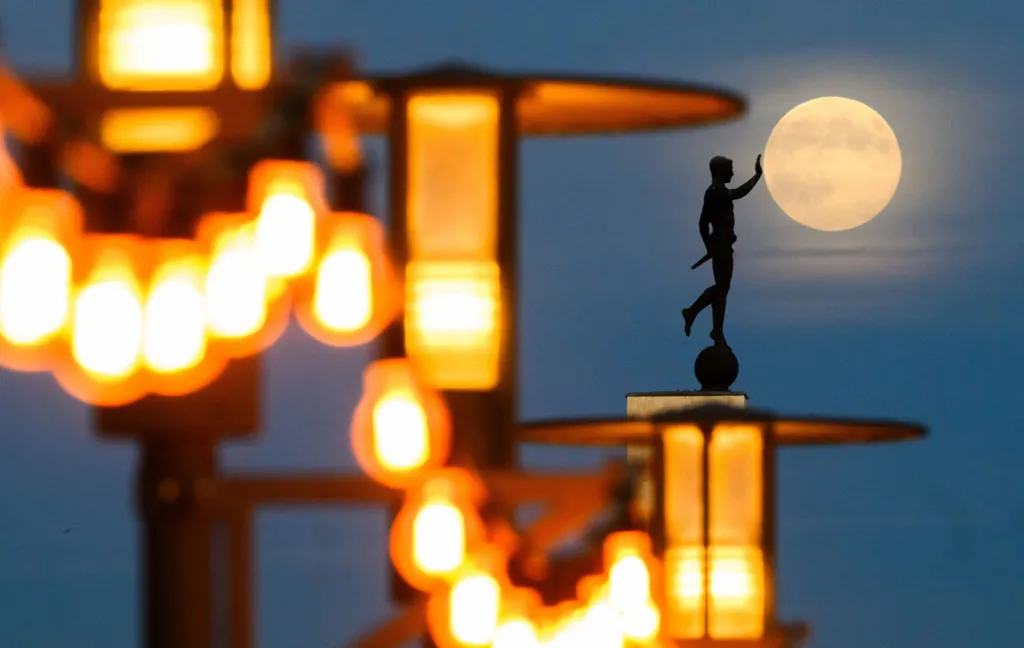 Julian Stratenschulte positioned the Moon alongside the Torchbearer statue while photographing in Hannover, Germany