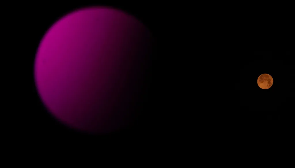 چراغهای خیابانی روشن، صحنهای شاد و مفرح را برای طلوع ماه در دهلی، هند، فراهم کردند.