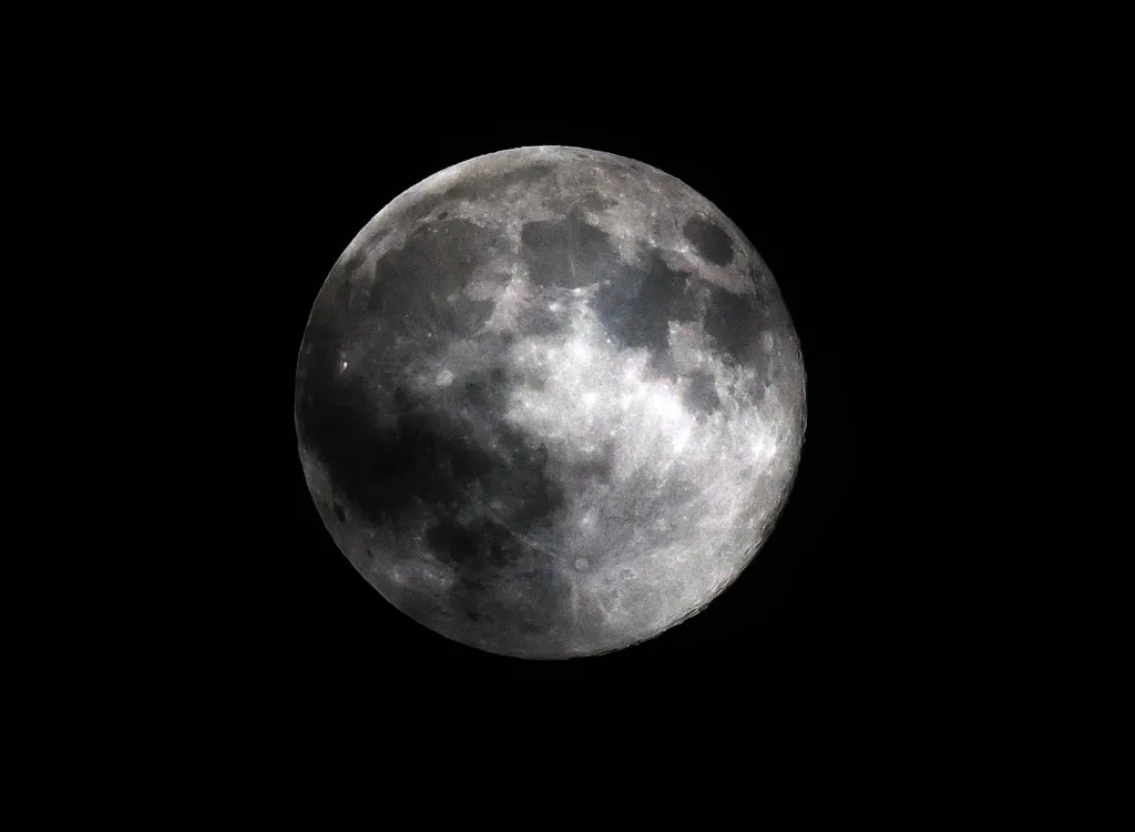 عکاس نیل هال تصویری واضح و شفاف از ماه را ثبت کرد که با وجود هوای ابری، بر فراز لندن میدرخشید.