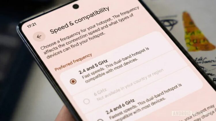 اسکرین&zwnj;شات از تنظیمات "Speed & compatibility" هات&zwnj;اسپات وای&zwnj;فای اندروید که در آن گزینه فرکانس "2.4 and 5 GHz" انتخاب شده است.