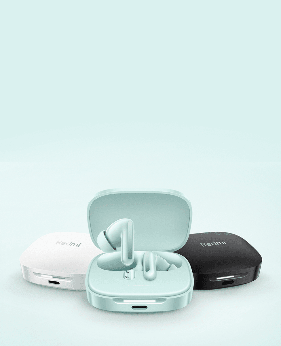 سه جعبه هدفون بیسیم Redmi Buds 6 در رنگهای سفید، سبز روشن (درباز) و مشکی در کنار یکدیگر، با هدفونها در جعبه رنگ سبز.