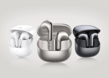 سه جفت هدفون بی‌سیم Xiaomi Buds 6 به رنگ‌های سفید، نقره‌ای متالیک و مشکی، که درب جعبه شارژ هر سه باز است و هدفون‌ها داخل آن نمایان هستند.