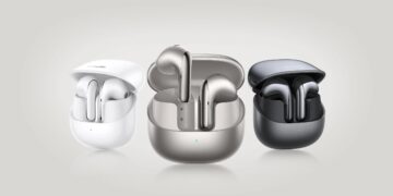 سه جفت هدفون بی‌سیم Xiaomi Buds 6 به رنگ‌های سفید، نقره‌ای متالیک و مشکی، که درب جعبه شارژ هر سه باز است و هدفون‌ها داخل آن نمایان هستند.