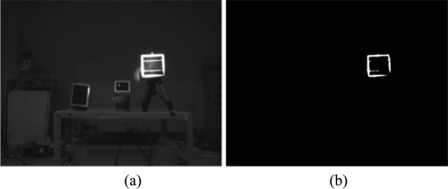 دو تصویر که یک صحنه تاریک را نشان می‌دهد که در آن پنل‌های PV هدف با نور مادون قرمز روشن شده‌اند (a) و پس از پردازش تصویر (b) برای جداسازی هدف دیده می‌شوند.