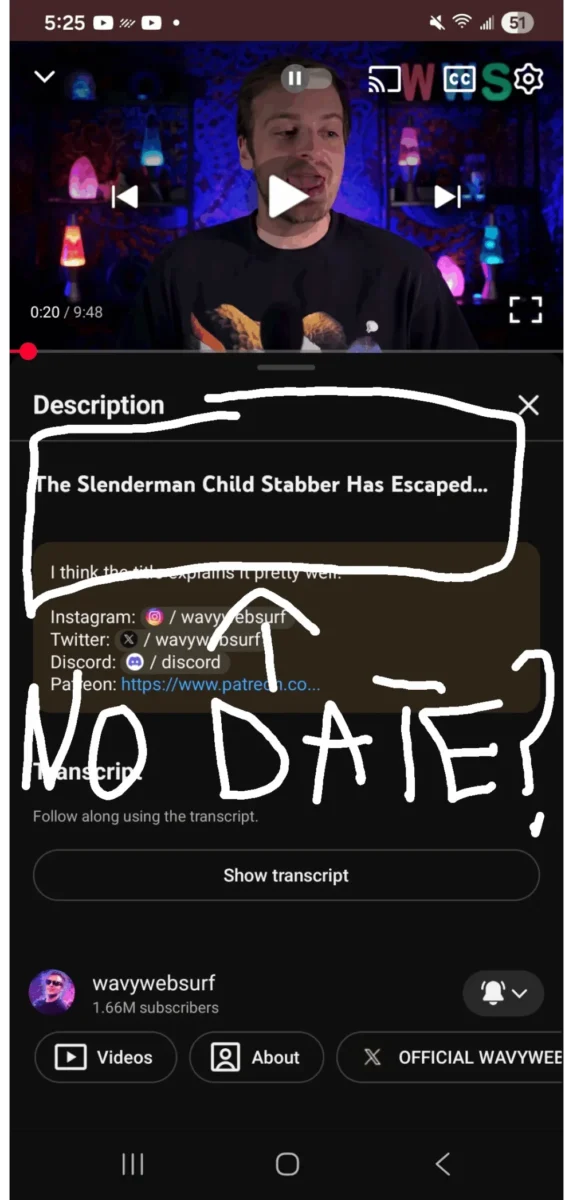 یک گوشی هوشمند با برنامه YouTube که ویدیوئی را در حال پخش نشان می‌دهد و یک متن دست‌نویس با عنوان "NO DATE؟" و "The Slenderman Child Stabber Has Escaped..." روی بخش توضیحات ویدیوی YouTube قرار دارد که به عدم وجود تاریخ انتشار اشاره می‌کند.