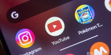 لوگوهای برنامه YouTube، Instagram و Pokemon TCG Live روی صفحه اصلی یک گوشی هوشمند.