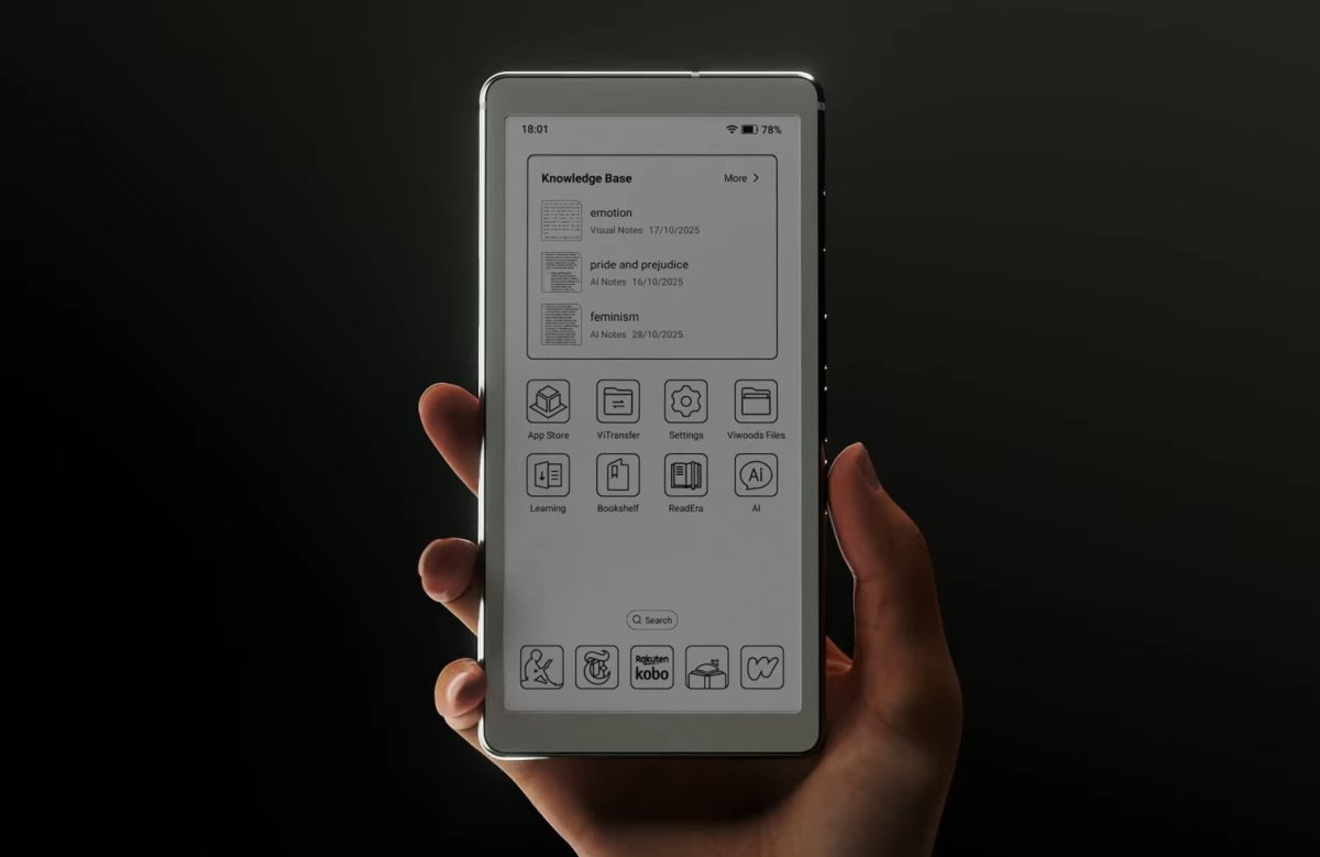 یک دستگاه مطالعه الکترونیکی (e-reader) که در دست گرفته شده و صفحه اصلی آن نمای "Knowledge Base" را با یادداشت‌هایی مانند "emotion" و "feminism" و ردیفی از آیکون‌های برنامه نمایش می‌دهد.