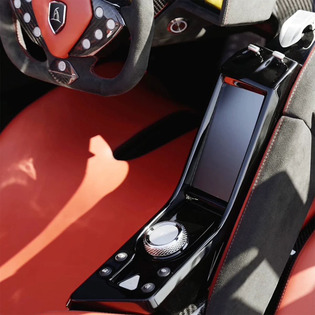 کنسول میانی و جزئیات کابین Aspark Owl.