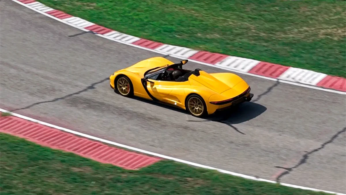 ابرخودروی روباز Owl Roadster در حال حرکت روی پیست