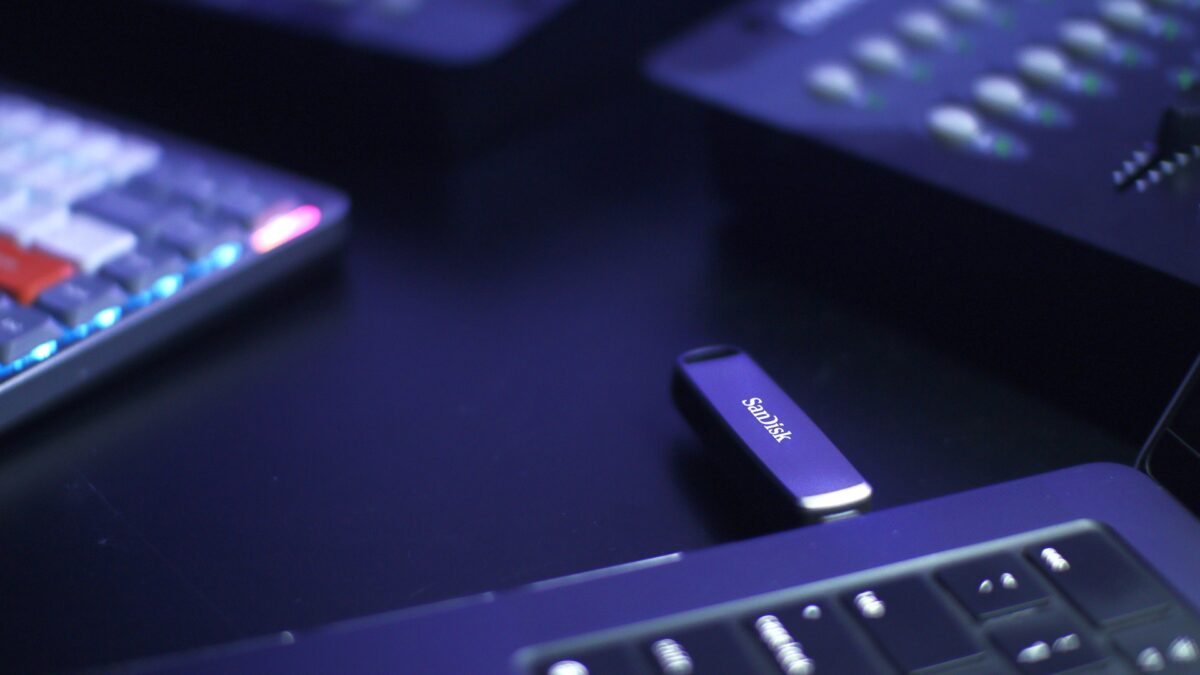 چند قطعه کامپیوتری با تمرکز روی فلش سن دیسک